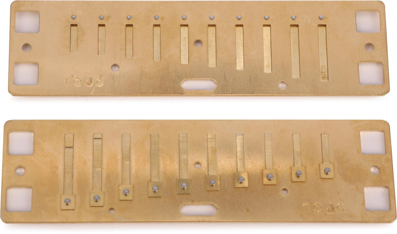 Die Ersatz-Stimmzungenplatten. Die drei Schrauben zur Befestigung liegen im Set dabei