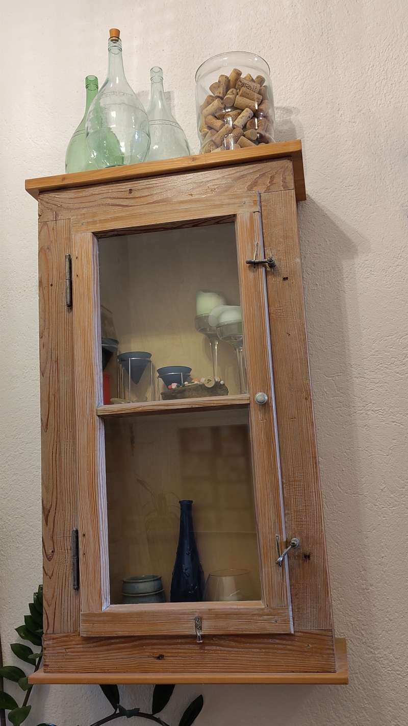 die Hängevitrine im Treppenaufgang