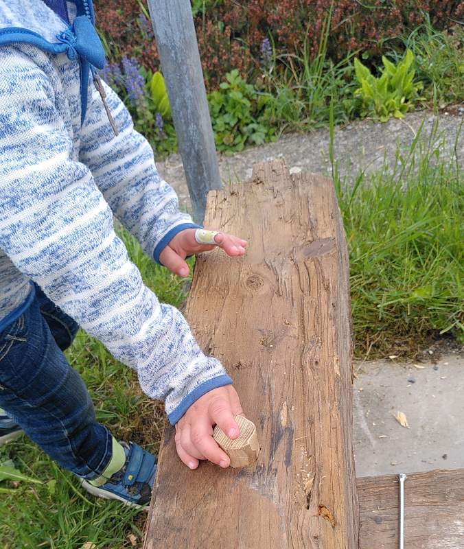Junior hilft mit. Wohlgemerkt: Das Pflaster an der linken Hand ist vom Vortag