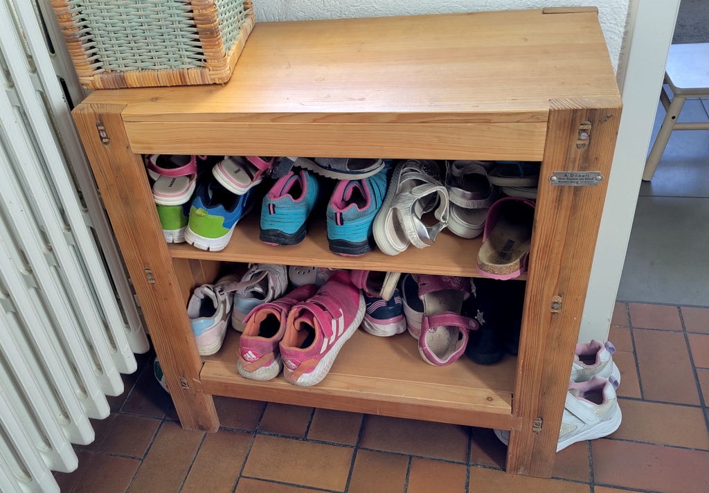 das bereits wieder zu klein gewordene Schuhregal der Mädels. Ein Dauerzustand?