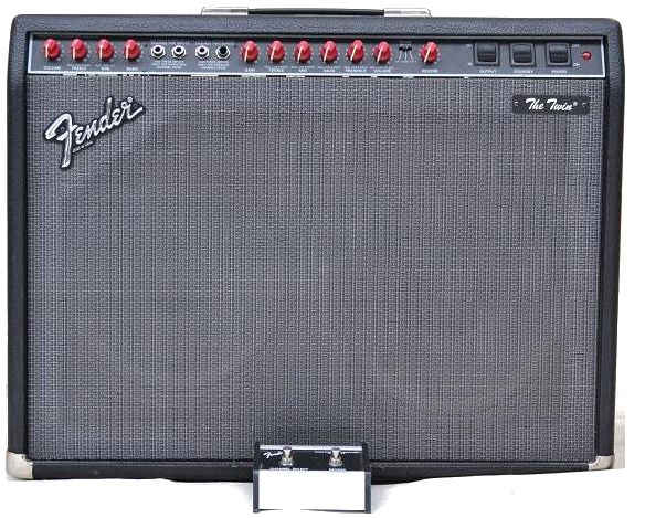 der rotgeknöpfte Twin Amp mit Fusstrittpedal