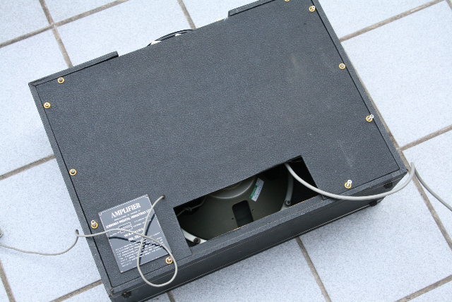 die Rückseite mit der Speaker-Öffnung