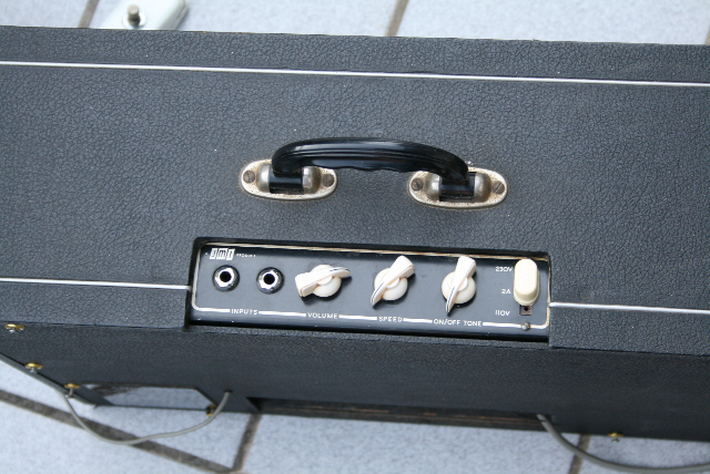 das Bedienpanel, mit Volume-, Speed- und Tone-Poti. Dieses Tone-Poti beherbergt noch einen Power ON-OFF Schalter am linken Anschlag.